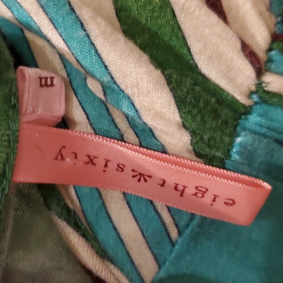 Bright patterned top with open back and adjustable tie - Picture 2 of 4